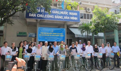 Bí thư Trung ương Đảng, Chánh án TANDTC Trương Hòa Bình trao quà cho học sinh nghèo dân tộc Chăm