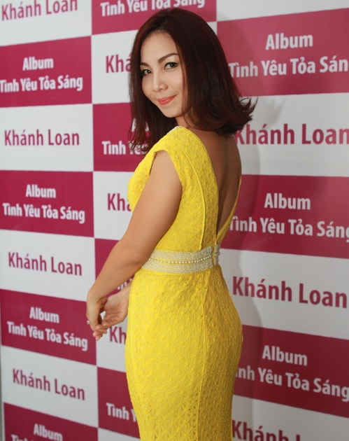 Khánh Loan rạng rỡ tại buổi họp báo ra mắt album “Tình yêu tỏa sáng”.