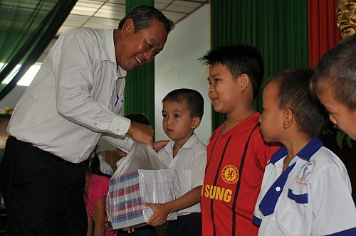 Bí thư Trung ương Đảng, Chánh án TANDTC Trương Hoà Bình trao quà cho học sinh nghèo