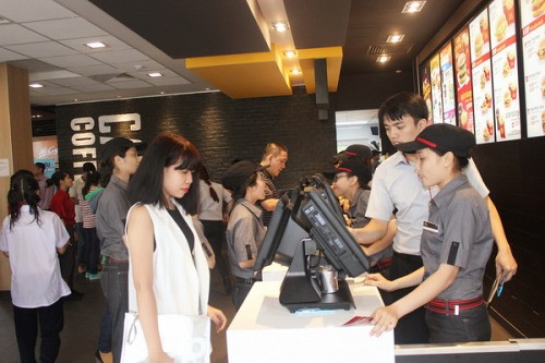 Giới trẻ nô nức đến cửa hàng thứ 3 McDonald's tại TP.HCM