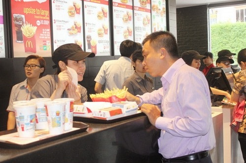 Giới trẻ nô nức đến cửa hàng thứ 3 McDonald's tại TP.HCM