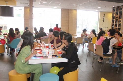 Giới trẻ nô nức đến cửa hàng thứ 3 McDonald's tại TP.HCM