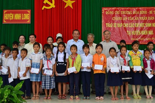 Bí thư Trung ương Đảng, Chánh án TANDTC Trương Hòa Bình tặng quà cho học sinh nghèo tỉnh Quảng Ngãi và Long An