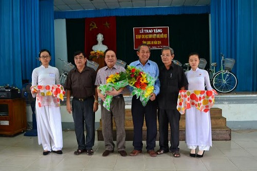 Bí thư Trung ương Đảng, Chánh án TANDTC Trương Hòa Bình tặng quà cho học sinh nghèo tỉnh Quảng Ngãi và Long An