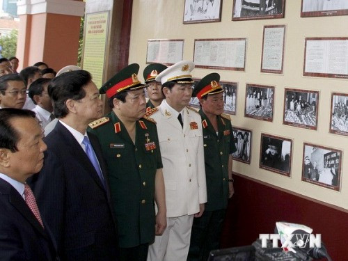 Dâng hương tưởng niệm Chủ tịch Hồ Chí Minh nhân dịp Quốc khánh
