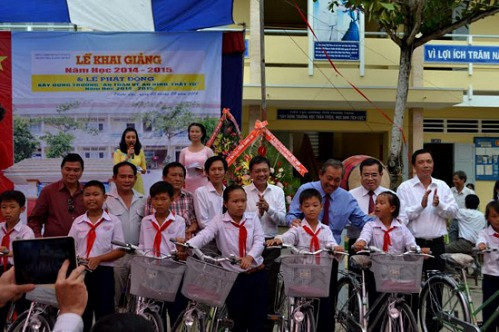 Bí thư Trung ương Đảng, Chánh án TANDTC Trương Hòa Bình dự Lễ khai giảng năm học mới tại Trường THCS Nguyễn Thị Một