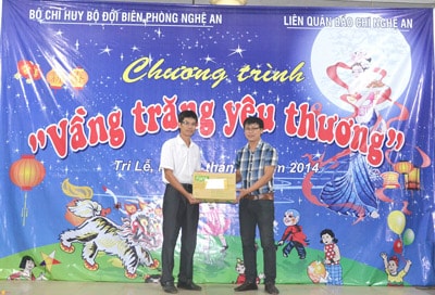 Mang “Vầng trăng yêu thương” lên núi với trẻ em nghèo