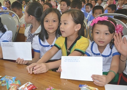 Mang “Vầng trăng yêu thương” lên núi với trẻ em nghèo