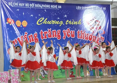 Mang “Vầng trăng yêu thương” lên núi với trẻ em nghèo