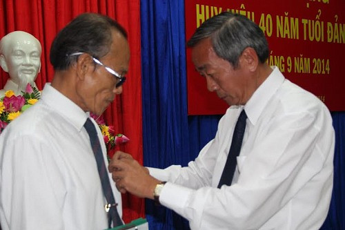 Tòa Phúc thẩm TANDTC tại Đà Nẵng: Trao tặng Huy hiệu 40 năm tuổi Đảng cho đồng chí Lê Văn Cảnh