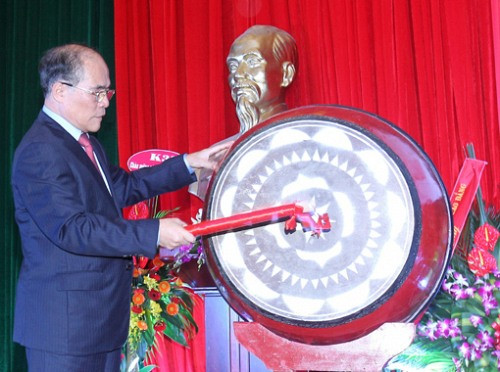Chủ tịch Quốc hội Nguyễn Sinh Hùng dự Lễ khai giảng năm học mới tại Đại học Luật Hà Nội