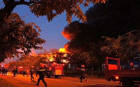 Cháy lớn tại Khu công nghiệp VSIP Bình Dương 