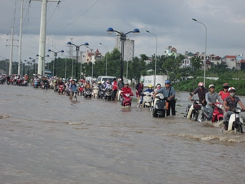 Hà Nội: Mưa suốt đêm, phố ngập, xe chết máy hàng loạt