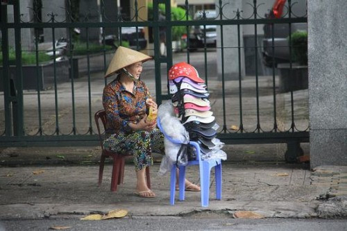 Mũ bảo hiểm rởm đang 