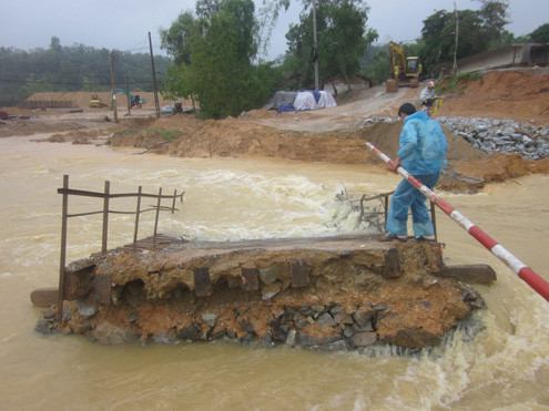 Sập cầu tạm, nhiều xã ở Hà Tĩnh bị chia cắt