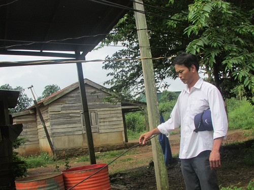  Gia đình anh Nguyễn Văn Thế luôn sống trong lo lắng vì những lúc cột điện gẫy dây điện lại giăng mắc khắp đường đi vào nhà anh.