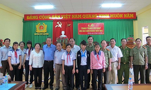 Chánh án TANDTC Trương Hòa Bình tặng xe đạp cho học sinh nghèo hiếu học tỉnh Sóc Trăng