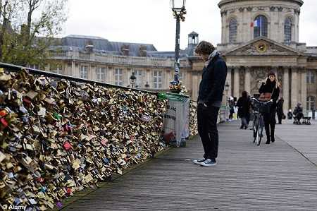 Du khách thường đến đây để gắn khóa tình yêu rồi sau đó vứt chìa khóa xuống sông Seine.