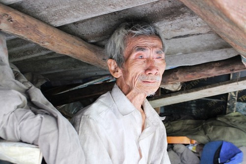 Cuộc sống cùng cực của ông lão 70 năm mưu sinh ở đất Hà Thành