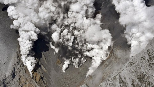 Núi lửa phun trào ở miền Trung Nhật Bản, ít nhất 8 người bị thương