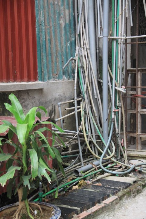 Khu tập thể E4-Đại học Y Hà Nội: Hàng trăm ống chứa chất thải xả... trên đầu dân