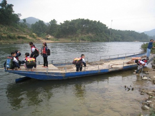 Thường Xuân - Thanh Hóa: Nỗi lo học sinh qua sông bằng bè, mảng