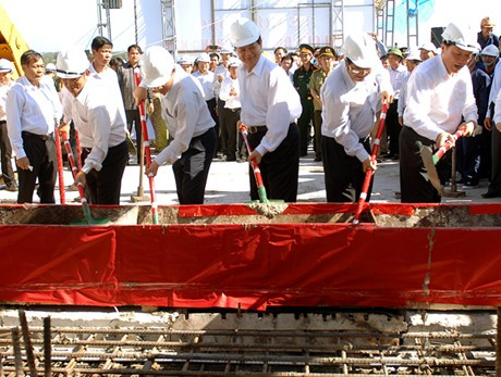 Thủ tướng Nguyễn Tấn Dũng dự Lễ hợp long cầu Cửa Đại