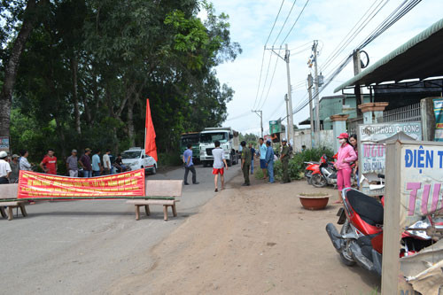 Dân tiếp tục rào đường chặn xe ben chở đá