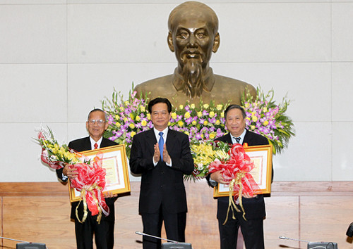  Thủ tướng trao Huân chương Hồ Chí Minh tặng hai nguyên Phó Thủ tướng
