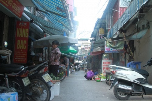 Nơi mà trẻ em, người già chỉ có thể sử dụng sân chơi... về đêm