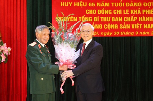 Tổng Bí thư Nguyễn Phú Trọng trao tặng Huy hiệu 65 năm tuổi Đảng cho đồng chí Lê Khả Phiêu