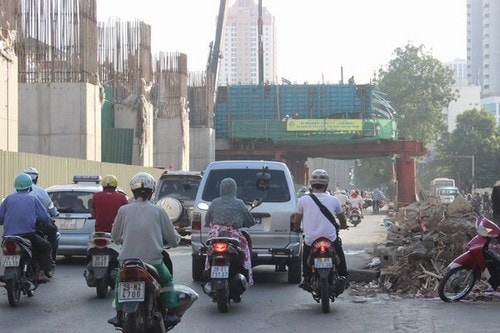 Dù không vào giờ cao điểm thì người và các phương tiện tham gia giao thông cũng phải lưu thông với tốc độ “rùa bò”