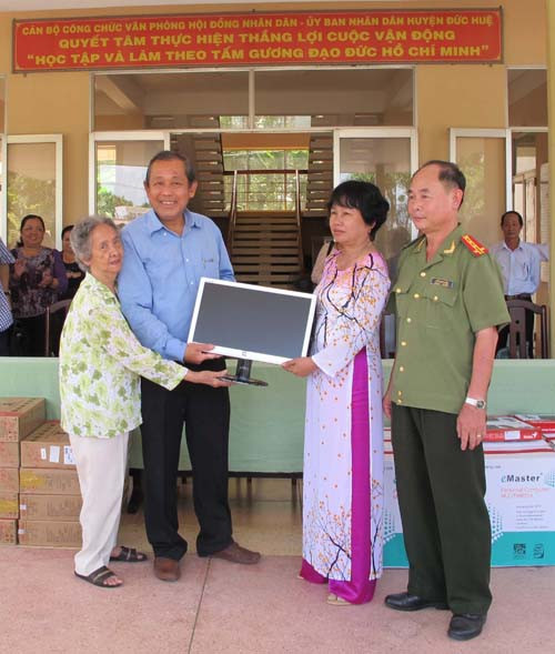 Bí thư TW Đảng, Chánh án TANDTC Trương Hòa Bình tặng quà cho bà con vùng biên giới
