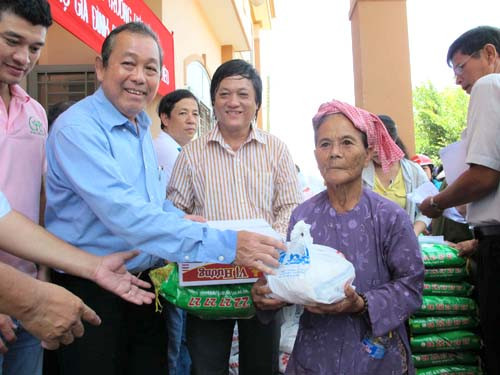 Bí thư TW Đảng, Chánh án TANDTC Trương Hòa Bình tặng quà cho bà con vùng biên giới