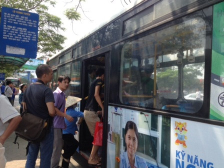 Hà Nội thí điểm vé xe buýt điện tử: Chưa có nhiều người dân sử dụng