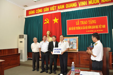 Hội đồng Giám mục Việt Nam trao 3 tỷ đồng ủng hộ Bộ đội Trường Sa