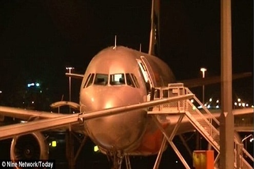 Máy bay Jetstar buộc hạ cánh do nghi hành khách nhiễm Ebola