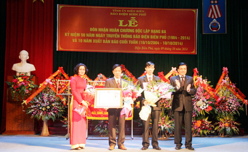 Báo Điện Biên Phủ đón nhận Huân chương Độc lập hạng Ba