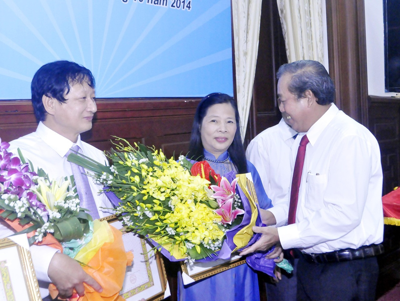 Đảng ủy TANDTC trao tặng Huy hiệu 30, 40 năm tuổi Đảng cho 5 đảng viên