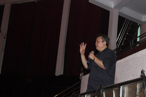 Thầy Khánh nhận xét về bài diễn của các học sinh