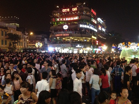 Trời Hà Nội rực sáng pháo hoa