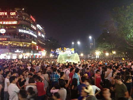 Trời Hà Nội rực sáng pháo hoa