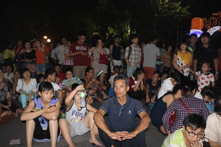 Trời Hà Nội rực sáng pháo hoa