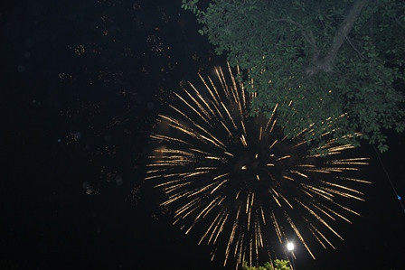 Trời Hà Nội rực sáng pháo hoa