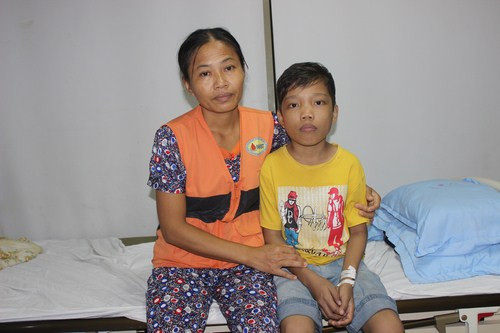 Hai mẹ con chị Hiền đã phải chiến đấu với căn bệnh tan máu bẩm sinh 13 năm nay