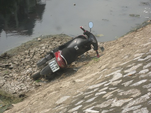 Phát hiện xe vô chủ dưới sông Tô Lịch