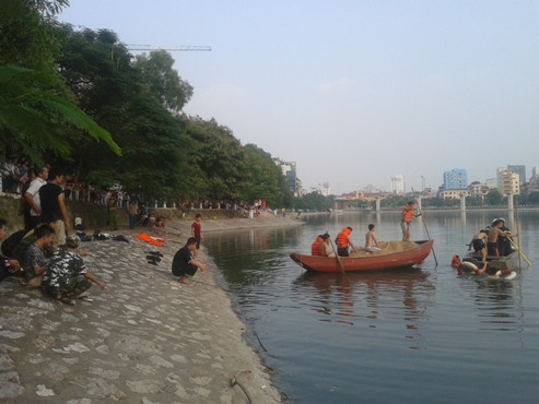 Nạn nhân vụ đuối nước tại hồ Hoàng Cầu bị bệnh tâm thần
