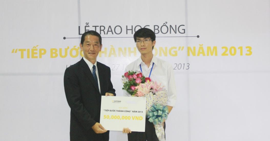 Lễ trao học bỗng “Tiếp bước thành công” năm 2013