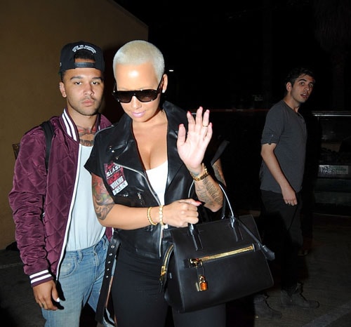 Siêu mẫu đầu trọc Amber Rose bị bắt gặp đi cùng ba trai lạ