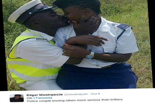 Nhân viên cảnh sát mất việc vì một nụ hôn
